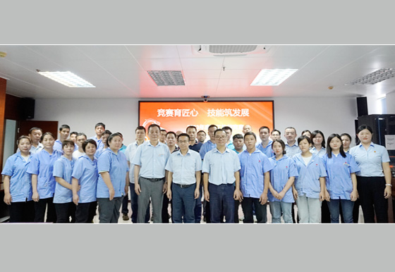 AG真人瓶盖公司表彰技能竞赛获奖选手、优秀师徒并召开“师带徒”拜师会
